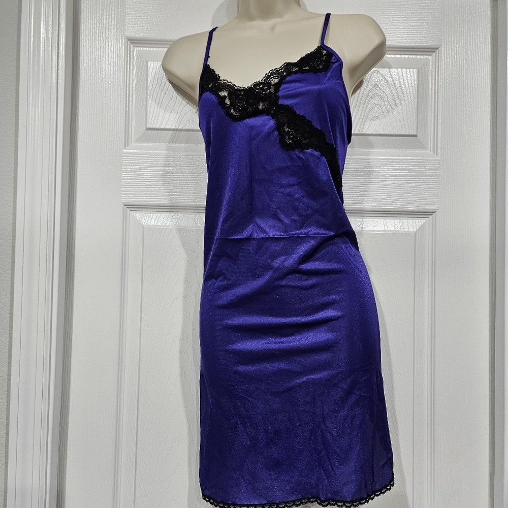 Vintage Elegant Purple Lace Trim Nightgown